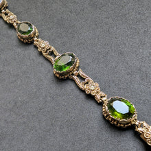 Lade das Bild in den Galerie-Viewer, Jugendstil Art Deco Designer Armband grüner Turmalin 16 Carat alt antik c. 1910
