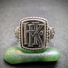 Load image into Gallery viewer, Jugendstil Monogramm Ring 900 Silber HK KH alt c. 1920 RG 63 S
