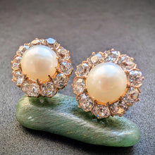 Load image into Gallery viewer, Cluster Ohrringe Ohrstecker 585 Gold Diamanten c. 2,5 Ct Perlen antik c. 1900 S
