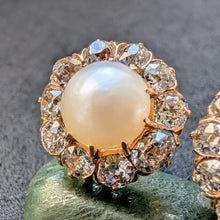 Load image into Gallery viewer, Cluster Ohrringe Ohrstecker 585 Gold Diamanten c. 2,5 Ct Perlen antik c. 1900 S
