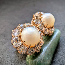 Load image into Gallery viewer, Cluster Ohrringe Ohrstecker 585 Gold Diamanten c. 2,5 Ct Perlen antik c. 1900 S
