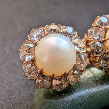 Load image into Gallery viewer, Cluster Ohrringe Ohrstecker 585 Gold Diamanten c. 2,5 Ct Perlen antik c. 1900 S
