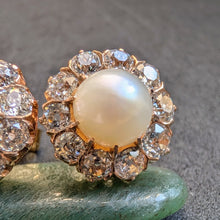 Load image into Gallery viewer, Cluster Ohrringe Ohrstecker 585 Gold Diamanten c. 2,5 Ct Perlen antik c. 1900 S
