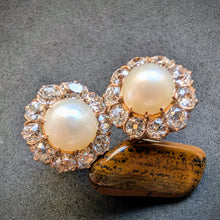 Load image into Gallery viewer, Cluster Ohrringe Ohrstecker 585 Gold Diamanten c. 2,5 Ct Perlen antik c. 1900 S
