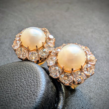 Load image into Gallery viewer, Cluster Ohrringe Ohrstecker 585 Gold Diamanten c. 2,5 Ct Perlen antik c. 1900 S
