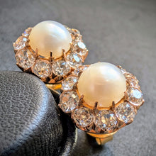 Load image into Gallery viewer, Cluster Ohrringe Ohrstecker 585 Gold Diamanten c. 2,5 Ct Perlen antik c. 1900 S
