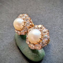 Load image into Gallery viewer, Cluster Ohrringe Ohrstecker 585 Gold Diamanten c. 2,5 Ct Perlen antik c. 1900 S
